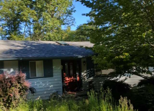 Property at 320 Woodlake Dr, Grants Pass, OR 97527, 3 beds, 3 baths