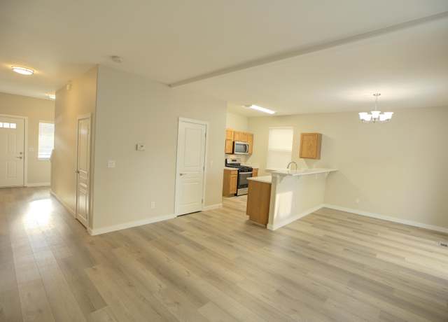 Property at 20064 Beth Ave, Bend, OR 97702, 5 beds, 5 baths