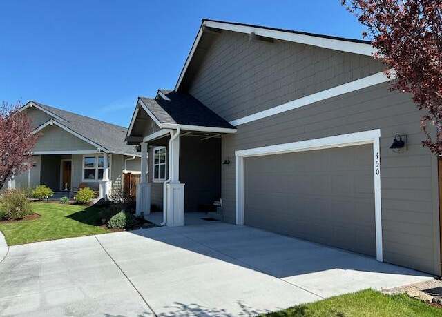 Property at 450 NE Oak Ct, Redmond, OR 97756, 3 beds, 2 baths