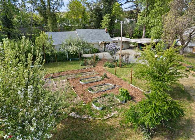 Property at 1780 Cloverlawn Dr, Grants Pass, OR 97527, 3 beds, 1.5 baths