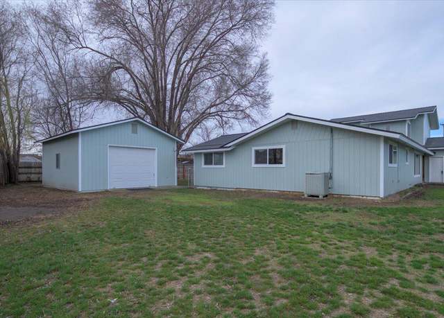 Property at 1043 NW Golf Course Dr, Madras, OR 97741, 4 beds, 2 baths