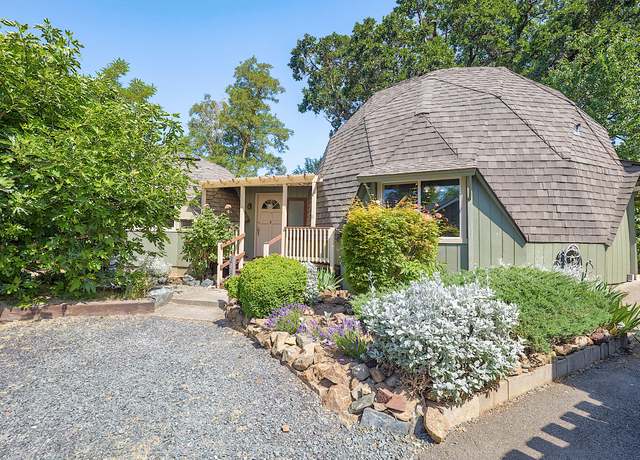 Property at 848 NE 8th St, Grants Pass, OR 97526, 2 beds, 2 baths