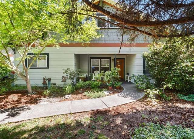 Property at 1205 E Park St, Grants Pass, OR 97527, 3 beds, 3 baths