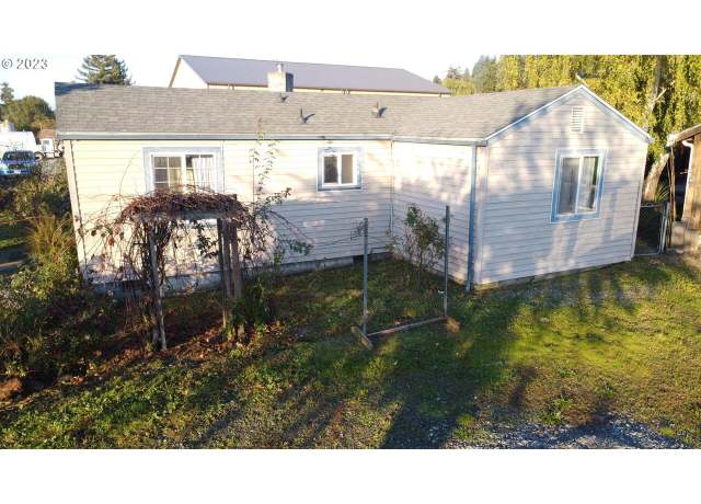 Property at 1985 Roseburg Rd, Myrtle Point, OR 97458, 3 beds, 1 bath