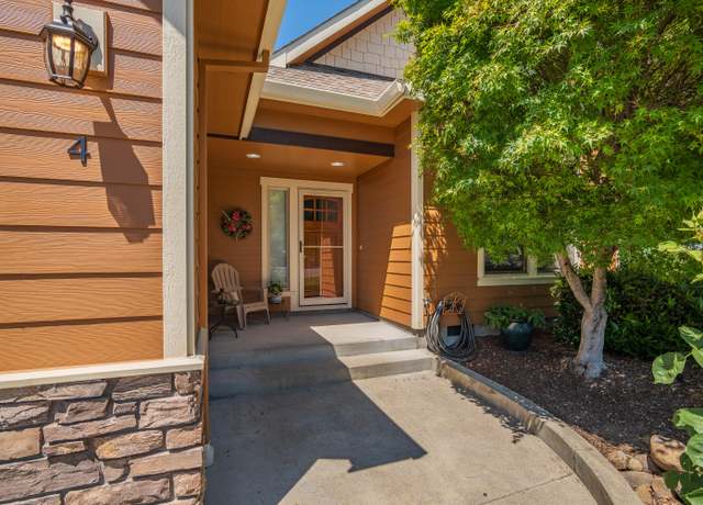 Property at 4 Meadowfield Cir, Eagle Point, OR 97524, 3 beds, 2 baths