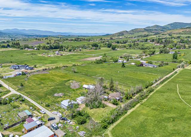 Property at 560 E Valley View Rd, Ashland, OR 97520, 2 beds, 1 bath
