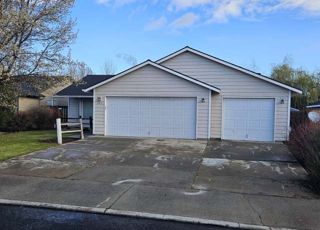 Property at 845 NE Nickernut Pl, Redmond, OR 97756, 3 beds, 2 baths