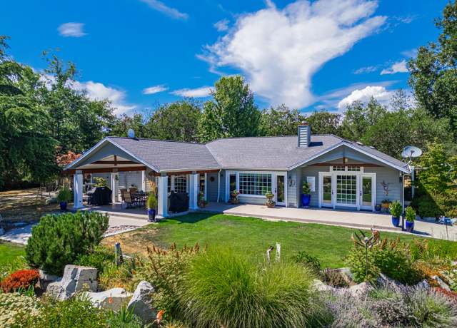 Property at 700 Rogue Wood Dr, White City, OR 97503, 3 beds, 2.5 baths