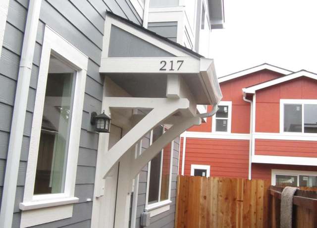 Property at 215 S C St, Phoenix, OR 97535, 6 beds, 5 baths