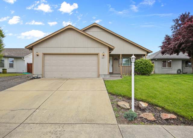 Property at 1261 Hawk Dr, Central Point, OR 97502, 3 beds, 2 baths