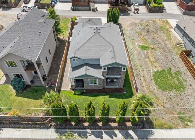 Property at 4670 Hillcrest Rd, Medford, OR 97504, 3 beds, 2.5 baths