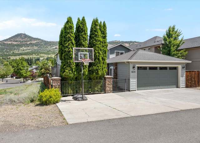 Property at 4670 Hillcrest Rd, Medford, OR 97504, 3 beds, 2.5 baths