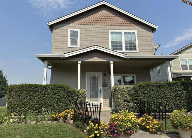 Property at 327 Brookhaven Dr, Central Point, OR 97502, 3 beds, 2.5 baths