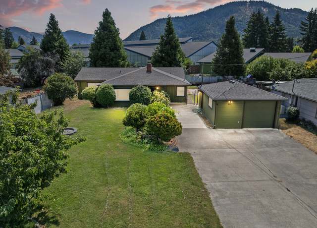 Property at 1611 Cloverlawn Dr, Grants Pass, OR 97527, 3 beds, 2 baths