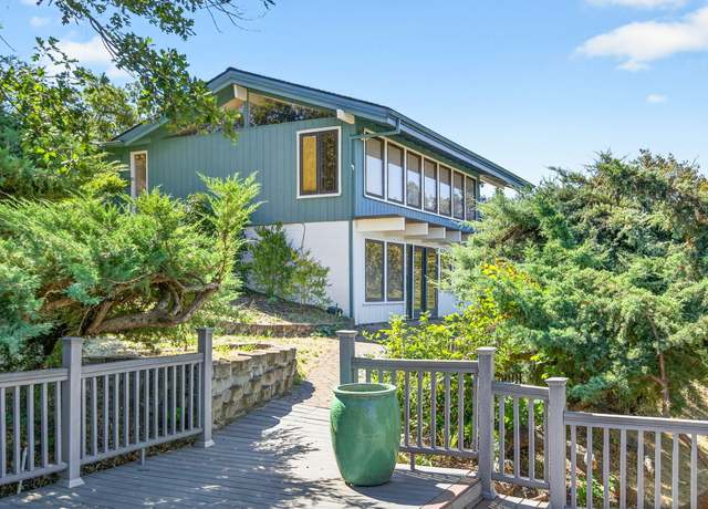 Property at 4360 N Foothill Rd, Medford, OR 97504, 3 beds, 2.5 baths