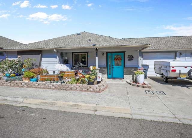 Property at 463 Elm St, Phoenix, OR 97535, 4 beds, 3 baths