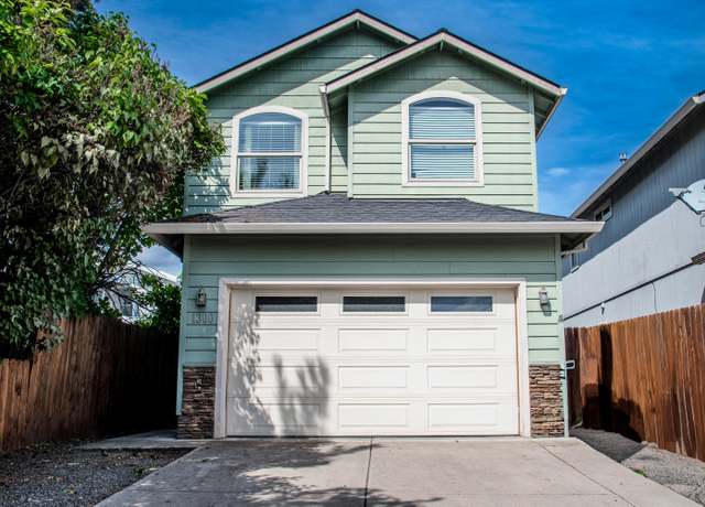 Property at 1300 Dixie Ln, Medford, OR 97501, 3 beds, 2.5 baths