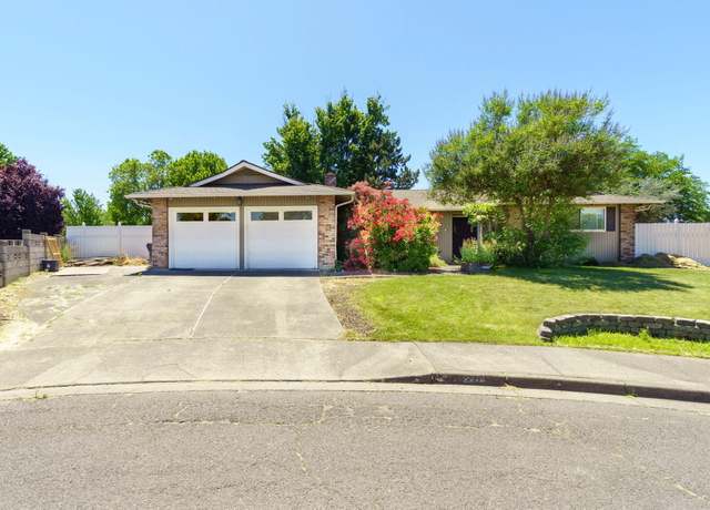 Property at 2201 Arctic Cir, Medford, OR 97504, 3 beds, 2 baths