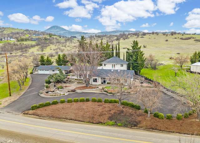 Property at 4935 Cherry Ln, Medford, OR 97504, 3 beds, 4.5 baths