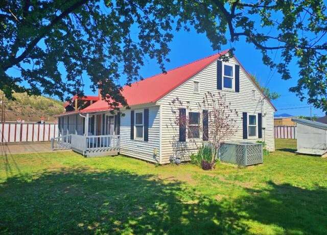 Property at 967 NW 2nd St, Prineville, OR 97754, 3 beds, 2 baths