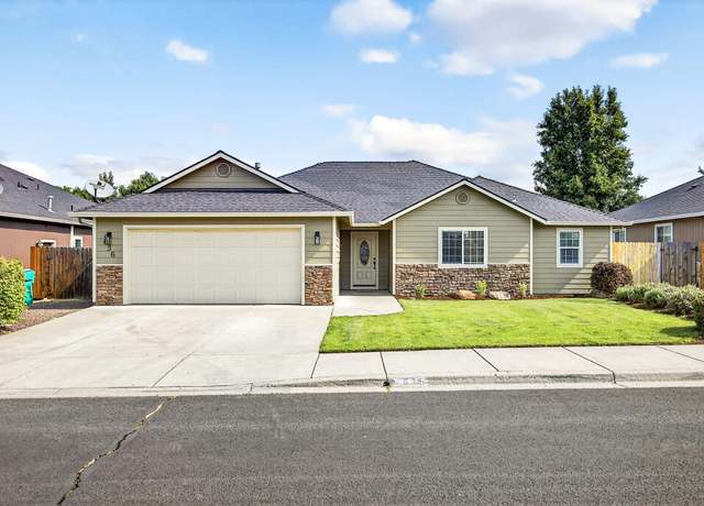 Property at 636 Sheffield Dr, Eagle Point, OR 97524, 4 beds, 2.5 baths