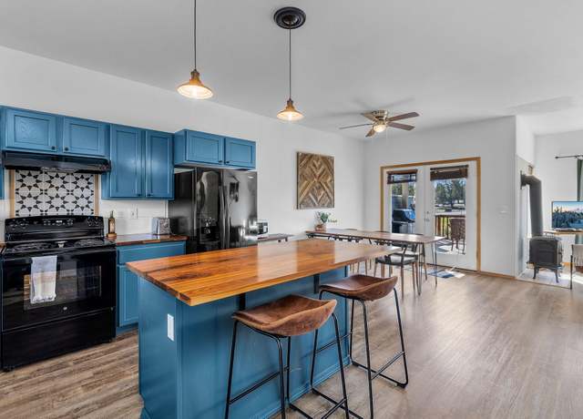 Property at 1149 Golden Pheasant Dr, Redmond, OR 97756, 2 beds, 2.5 baths