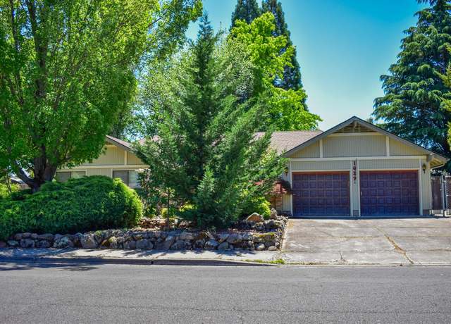 Property at 1029 Aspen St, Medford, OR 97501, 3 beds, 2.5 baths