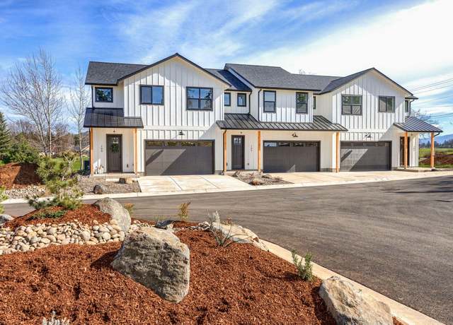 Property at 103 Golf View Dr, Eagle Point, OR 97524, 3 beds, 2.5 baths