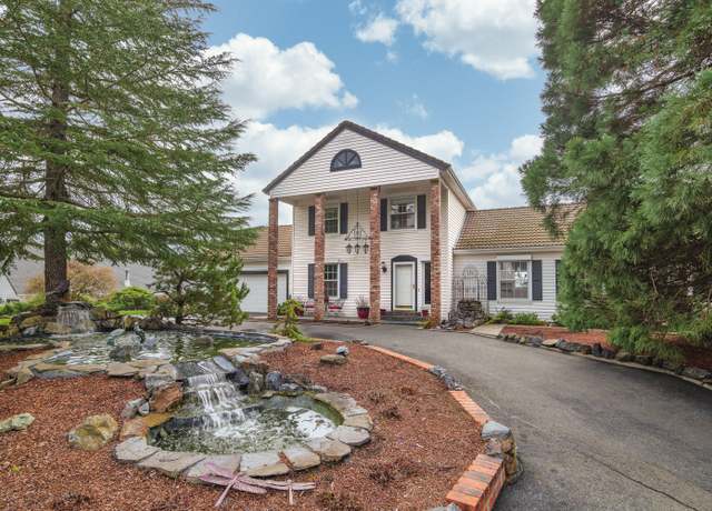 Property at 575 Country Aire Dr, Grants Pass, OR 97526, 5 beds, 3.5 baths