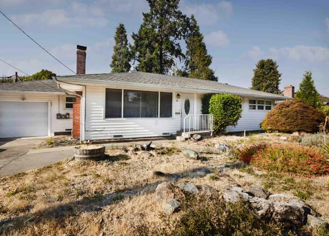 Property at 811 NE Clyde Pl, Grants Pass, OR 97526, 3 beds, 1 bath