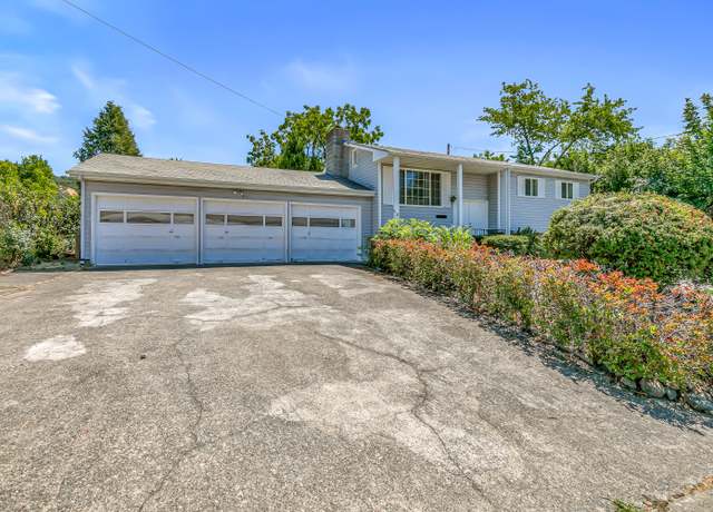 Property at 801 NE 10th St, Grants Pass, OR 97526, 4 beds, 2 baths