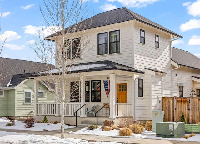 Property at 995 E Horse Back Trl, Sisters, OR 97759, 3 beds, 2.5 baths