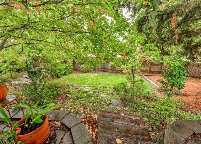 Property at 1556 Angel Crest Dr, Medford, OR 97504, 3 beds, 2 baths