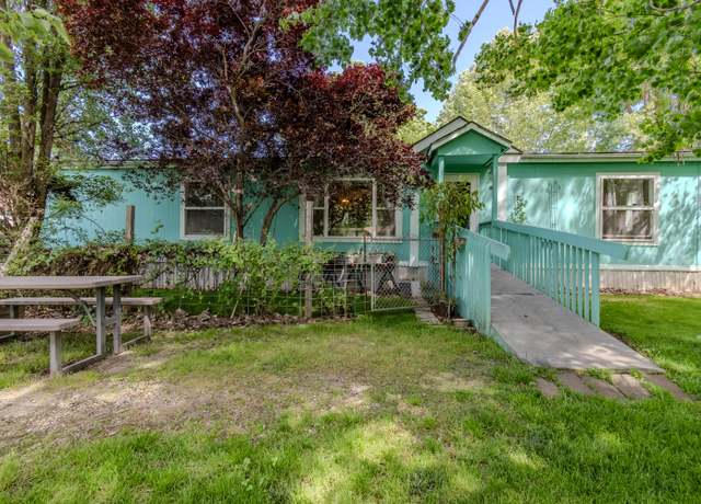 Property at 5912 Shady Brook Dr, Central Point, OR 97502, 3 beds, 2 baths