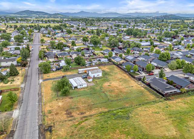 Property at 7400 Lakeview Dr, White City, OR 97503, 3 beds, 2 baths