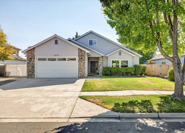 Property at 2033 Fallen Leaf Dr, Medford, OR 97501, 4 beds, 3 baths