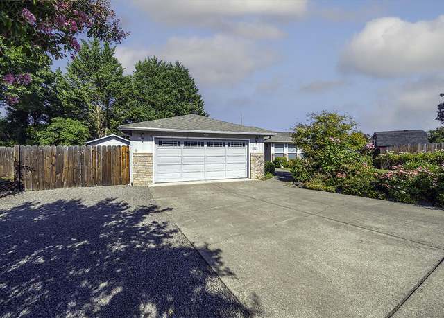 Property at 3321 Oneida Cir, Medford, OR 97504, 3 beds, 2 baths