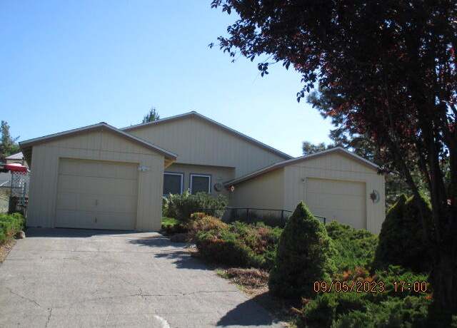 Property at 2002 California Ave, Klamath Falls, OR 97601, 8 beds, 4 baths