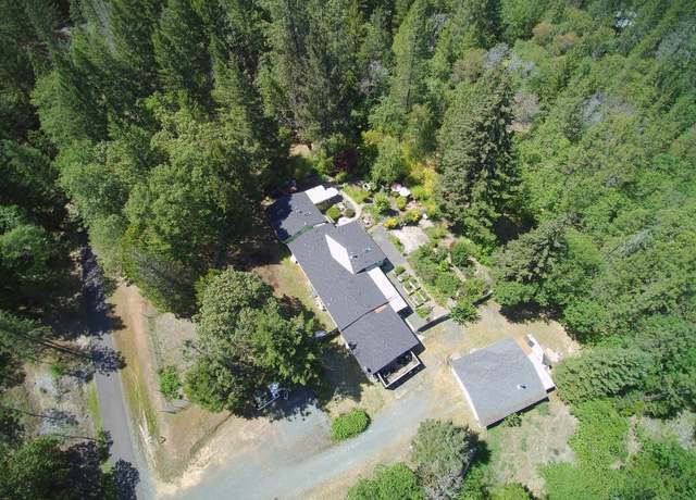 Property at 2820 Azalea Dr, Grants Pass, OR 97526, 3 beds, 2.5 baths
