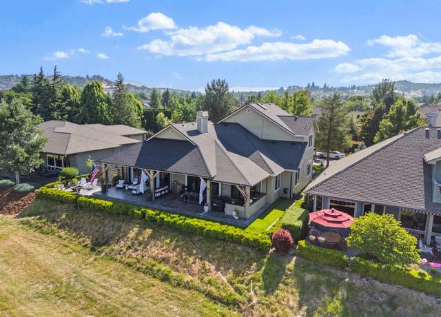 Property at 828 St Andrews Way, Eagle Point, OR 97524, 4 beds, 3.5 baths
