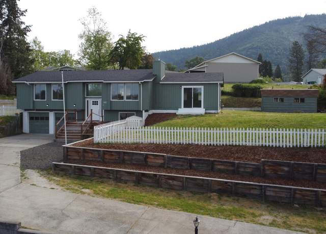 Property at 1521 Ben Aire Cir, Grants Pass, OR 97527, 4 beds, 2.5 baths