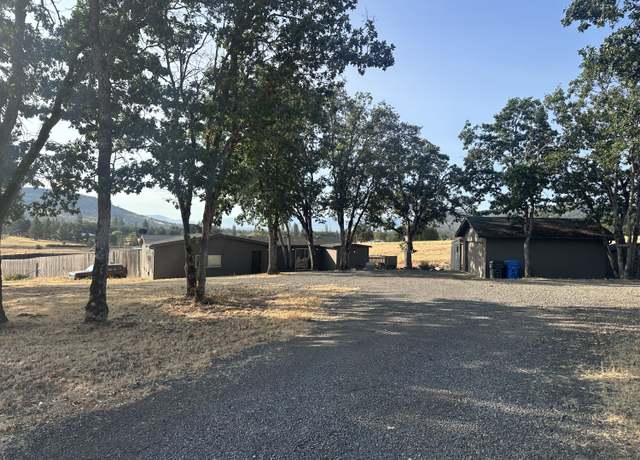 Property at 250 Robleda Dr, Central Point, OR 97502, 3 beds, 2 baths