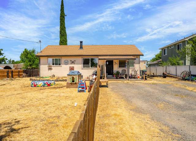 Property at 364 N 10th St, Central Point, OR 97502, 4 beds, 2 baths