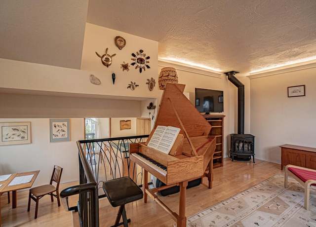 Property at 339 Ravenwood Pl, Ashland, OR 97520, 3 beds, 2.5 baths