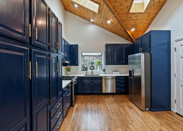 Property at 624 NE Tracker Ct, Bend, OR 97701, 5 beds, 3 baths