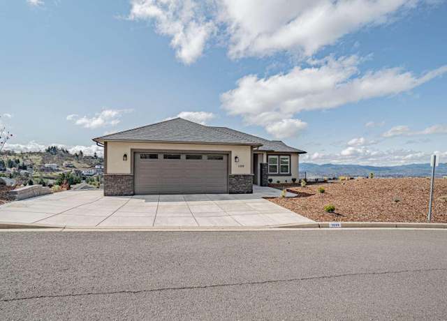Property at 1099 Fawnhills Cir, Medford, OR 97504, 4 beds, 3 baths