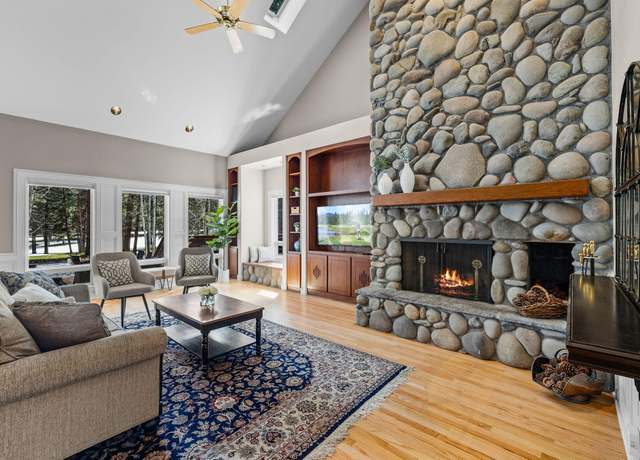 Property at 60726 Golf Village Loop, Bend, OR 97702, 3 beds, 2.5 baths