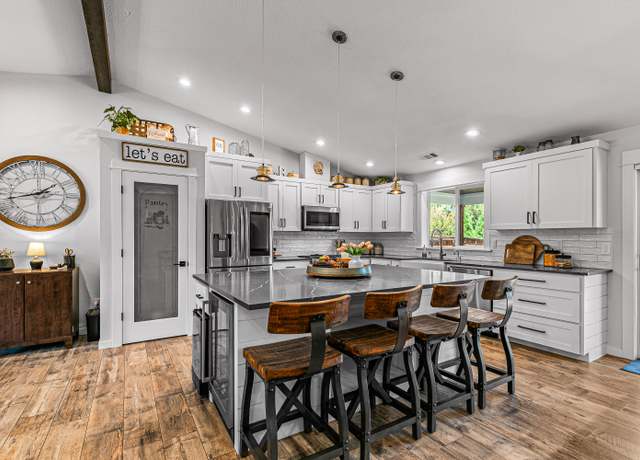 Property at 217 Glenwood Dr, Eagle Point, OR 97524, 3 beds, 2 baths