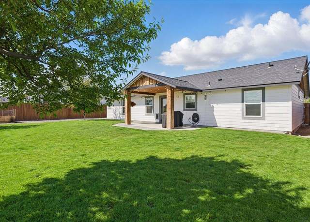 Property at 322 Bluegrass Dr, Culver, OR 97734, 3 beds, 2 baths