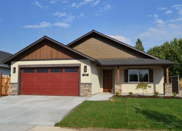 Property at 955 SW Buckmaster Dr, Grants Pass, OR 97527, 3 beds, 2 baths